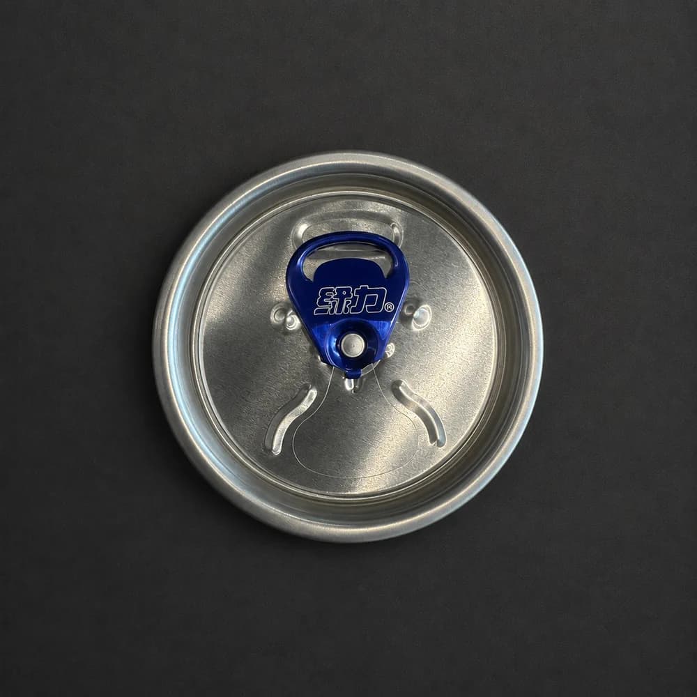 Tapa metálica plateada con sistema de apertura azul